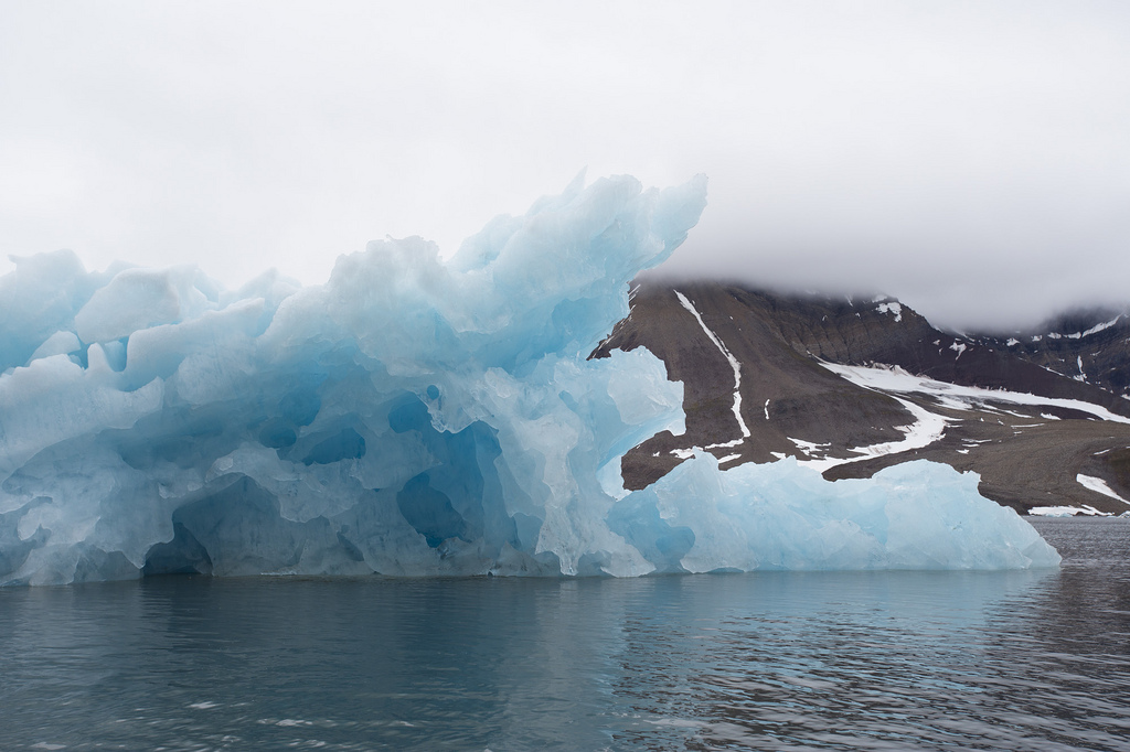 Un iceberg azul en Hornsund (Svalbard) CRUCEROS EXPLORACION SVALBARD CRUCEROS NORTE EUROPA CRUCEROS SPITSBERGEN CRUCEROS NORUEGA DESCONOCIDA HORNSUND